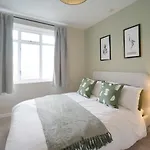 Stunning Luxury 3 Bed House With Garden In North Leeds