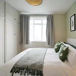 Stunning Luxury 3 Bed House With Garden In North Leeds