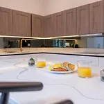 Luxury Pad Leeds Centre With Hot Tub Pass The Keys