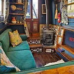 Cosy Narrowboat Benedict, Clarence Dock Leeds