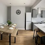 Gateway Getaway In Horsforth Sleeps 7