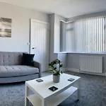 Gateway Getaway In Horsforth Sleeps 7