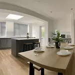Gateway Getaway In Horsforth Sleeps 7