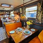 Cosy Narrowboat Benedict, Clarence Dock Leeds