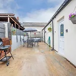 *2A* Ground Floor House Setup For Your Most Amazing & Relaxed Stay + Free Parking + Free Fast Wifi
