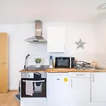 Bv Charming Studio With Free Private Parking, 10 Minutes From Town Centre