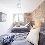 Bv Charming Studio With Free Private Parking, 10 Minutes From Town Centre