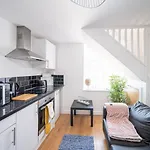 Bv Kirkstall Central 1 Bedroom Apt Free Private Parking