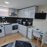 Lovely Studio-Flat With Free Parking, Free Wifi.