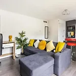 Mordenised 2 Bedroom House Close To City Centre