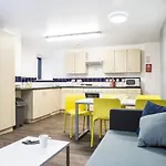 Small Double Ensuite Room Next To The City Centre