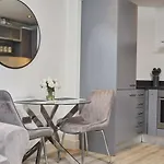 Deluxe Modern Apt & Free Secure Parking!