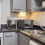 Deluxe Modern Apt & Free Secure Parking!
