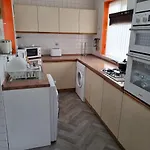 Deluxe Double Bedroom With Private Bathroom, Parking And Wifi