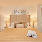 Modern Leeds Dock Apt &Free Secure Parking!