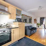 *Ra27R* For Your Most Relaxed & Cosy Stay + Free Parking + Free Fast Wifi *