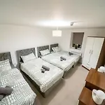 Cozy 2-Bedroom Ground-Floor Apt Near Kirkstall Shopping Centre