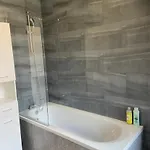 Comfy 2 Bedroom House Near Leeds City Centre