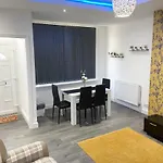 Comfy 2 Bedroom House Near Leeds City Centre
