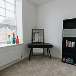 Bobbin Row - Grade 2 Listed Property With A Beautiful Design With Access To Leeds