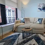 Impressive Apartment At Leeds City Centre