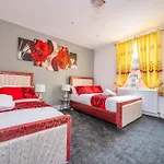 *Rb10W* For Your Most Relaxed & Cosy Stay + Free Parking + Free Fast Wifi *