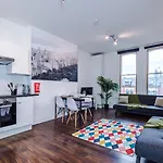 Spacious City Centre Retreat In Leeds City Centre