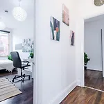 Spacious City Centre Retreat In Leeds City Centre