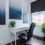 Spacious City Centre Retreat In Leeds City Centre