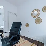 Spacious City Centre Retreat In Leeds City Centre