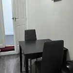 *Modern 1 Bedroom Apt Next To Centre*