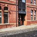 Sleek New York Style Apartment In Central Leeds
