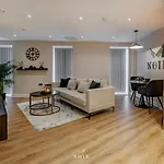Noir - Leeds City Centre Apartment