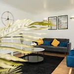 Stylish 3 Bed House With Free Parking