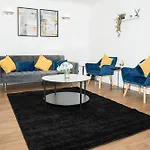 Stylish 3 Bed House With Free Parking