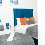Stylish 3 Bed House With Free Parking