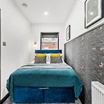Stylish Designer 4 Bed - Parking - Sleeps 13