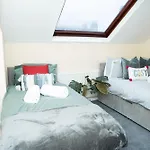 Modern Retreat Central Location Close To The City