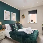 Beautiful 1 Bedroom Flat In Leeds - Sleeps 4