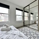 Cute, Stylish 1 Bedroom Leeds City Apartment