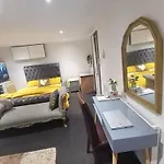 Beautiful En-Suite Studio In Leeds -Lower Floor