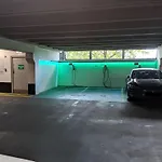 Deluxe Modern Apt & Free Secure Parking!