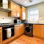 Stylish Village Townhouse W/ Parking - Near Leeds & York