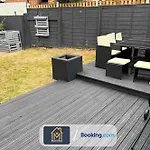 Large Modern 6 Bedroom House By Movida Property Group Short Lets & Serviced Accommodation With Games Room