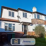 Large Modern 6 Bedroom House By Movida Property Group Short Lets & Serviced Accommodation With Games Room
