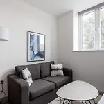 Contemporary 1 Bedroom Apartment Leeds