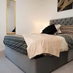 Corporate-Friendly 2Br Apartment In Leeds, Near Kirkstall Shopping Centre