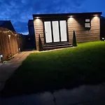 T-I-G-H The Coziest Place Wifi & Netflix Near Roundhay
