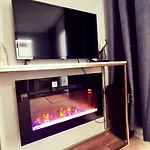 T-I-G-H The Coziest Place Wifi & Netflix Near Roundhay