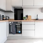 Modern 2 Bedroom Flat Near Leeds Centre With Free Parking, Ideal For Contractors & Long Stays - Nordstay
